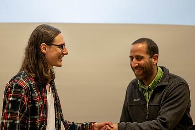 学生奥斯卡·加尔, 数学优秀奖的获得者, 在学术颁奖典礼上与Gil Rosenberg教授握手, 2022年春季.