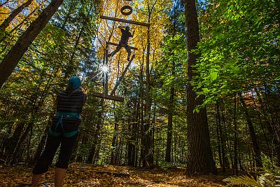 地标大学的一名学生在观测员的注视下攀登绳索挑战课程.